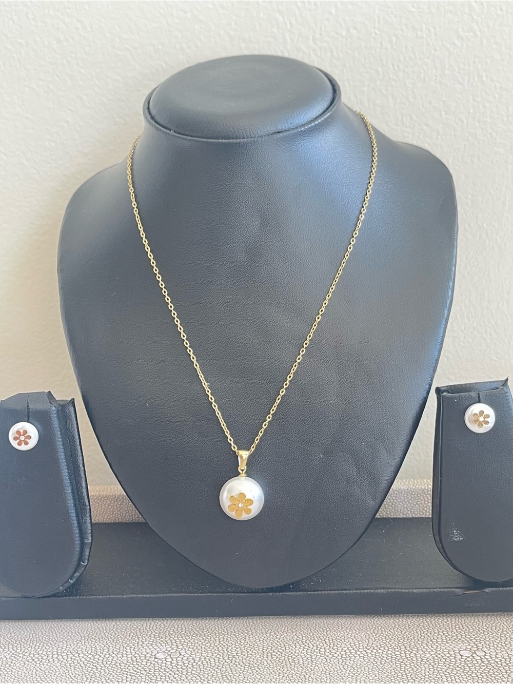 Classic Gold and Mother-of-Pearl Pendant Necklace and elegant earrings set!